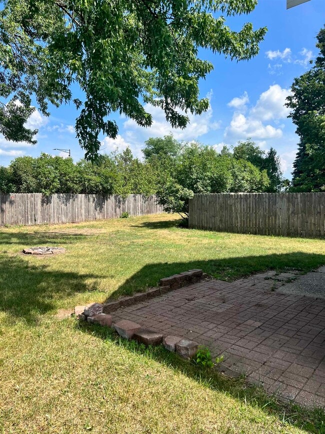 Building Photo - 906 S 7th St