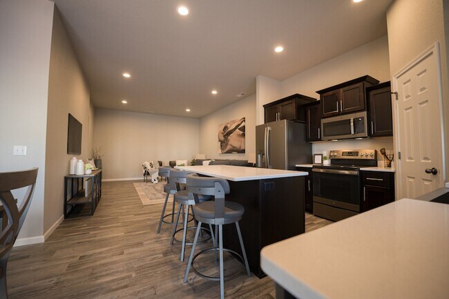 Building Photo - One-Level Carefree Living in a quiet and i...