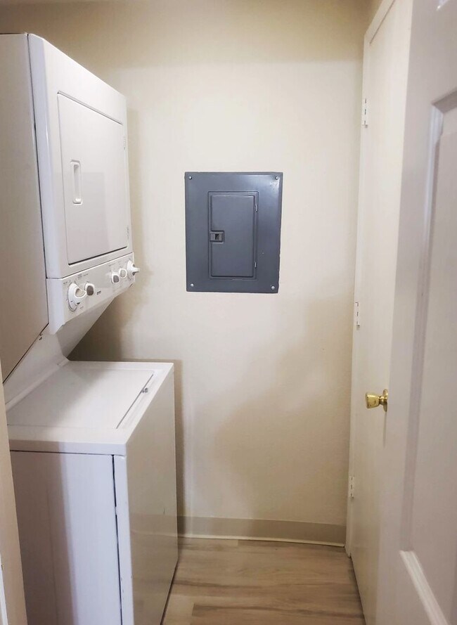 Building Photo - Concord/Clayton Border-Ground floor 1/1 w/ In Unit Laundry