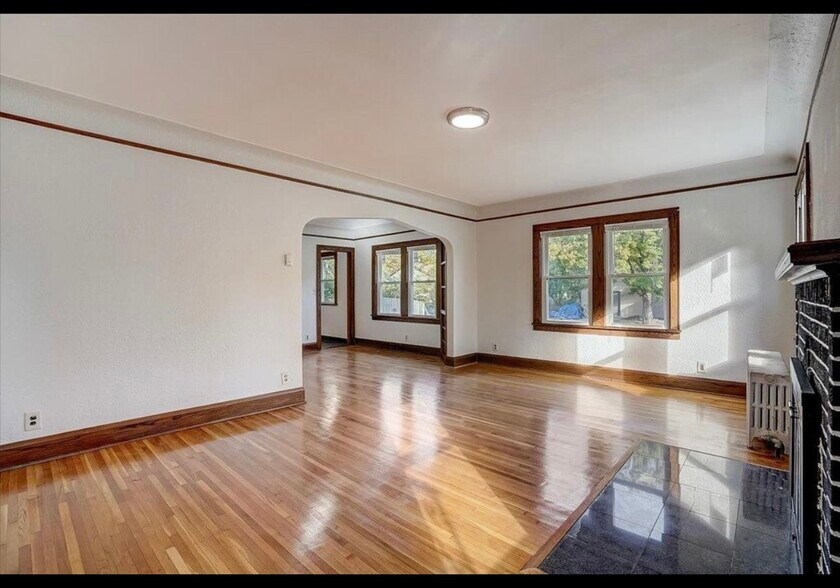 Building Photo - 4253 James Ave N