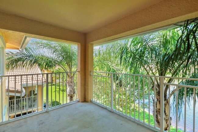 Building Photo - 181 SW Palm Dr