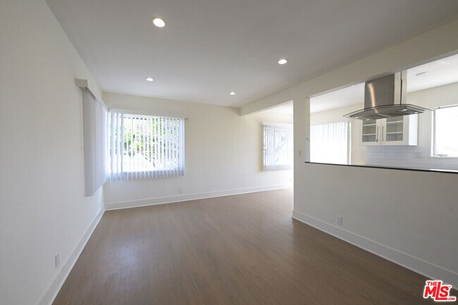 Building Photo - 3101 Arizona Ave