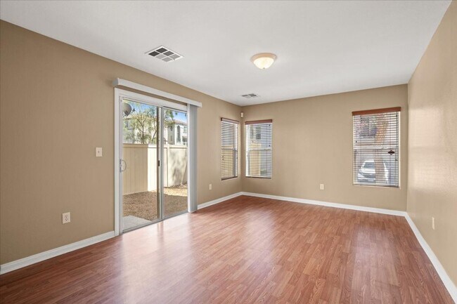 Building Photo - Spacious 3 bth Upstairs Plus Loft Bedroom, New Floors, New paint, No Carpet