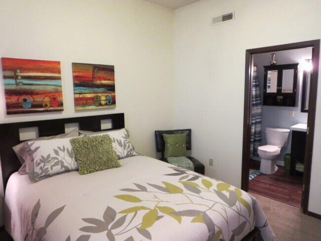 Building Photo - 618 E Douglas Ave