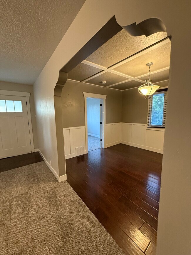 Building Photo - 807 S McClelland St