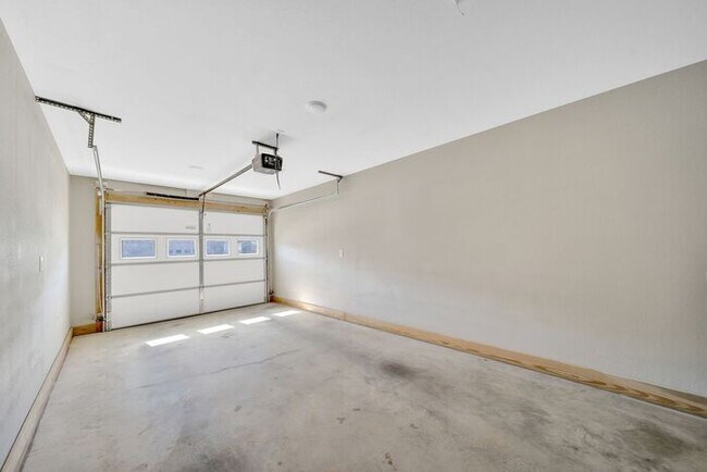 Building Photo - Hillrise III - 2 BR/1.5 Bath One Level with Attached Garage