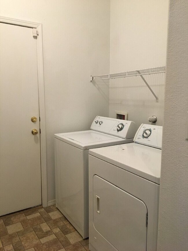 Building Photo - 3BR/2Living in Enchanted Hills!
