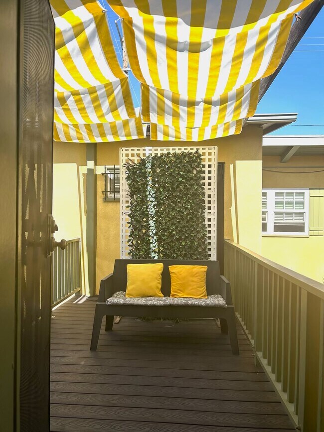 Private deck - 5262 Willowcrest Ave