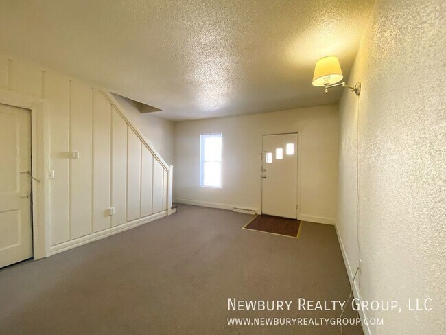 Building Photo - Charming Move-In-Ready 2-Bedroom Townhome