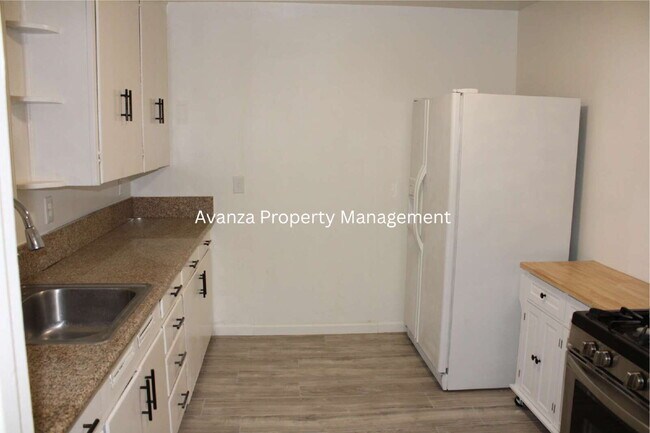 Building Photo - Fresno Mayfair District - 4 Bedroom Home  1 Year Lease