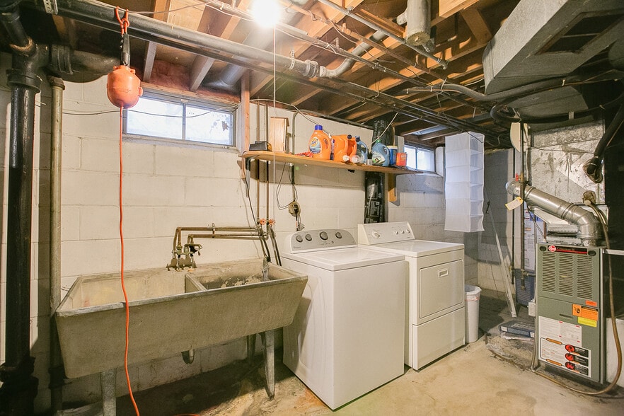 Building Photo - 996 Larpenteur Ave West