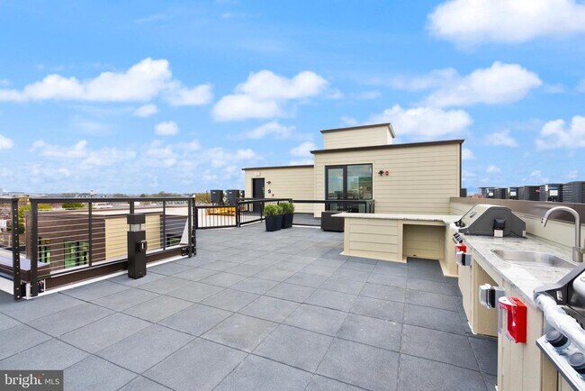 Building Photo - 701 N Henry St