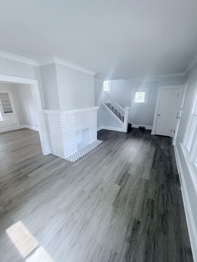 Building Photo - Gorgeous 4 bd, 1.5 bth Cleveland Heights Stunner!