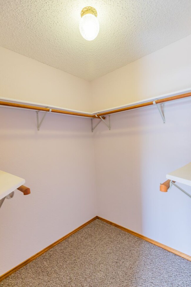 Building Photo - Inviting 3 Bed 2 Bath - Pet Friendly!