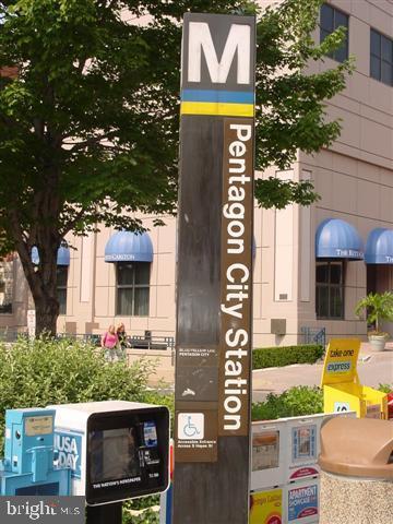 Building Photo - 1300 Army Navy Dr