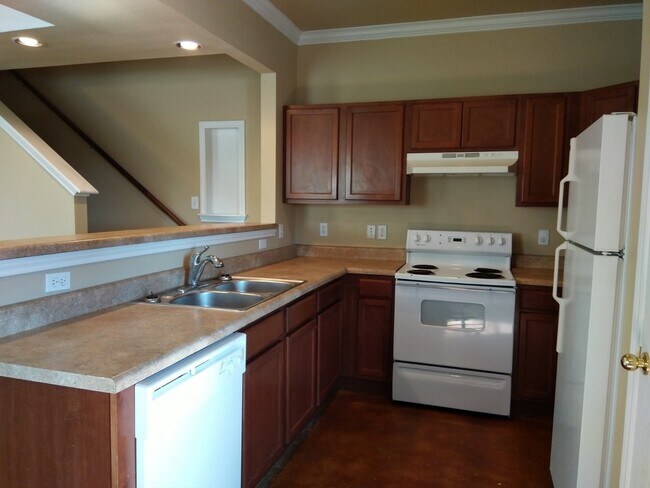 Building Photo - COMING SOON! 3 Bedroom/ 2.5 Bath Townhome
