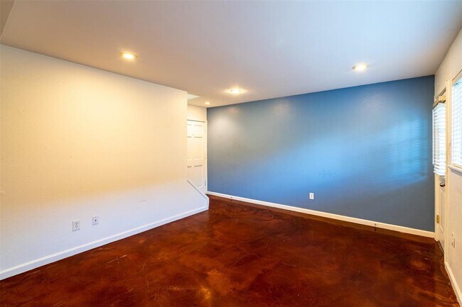 Building Photo - 606 Franklin Blvd