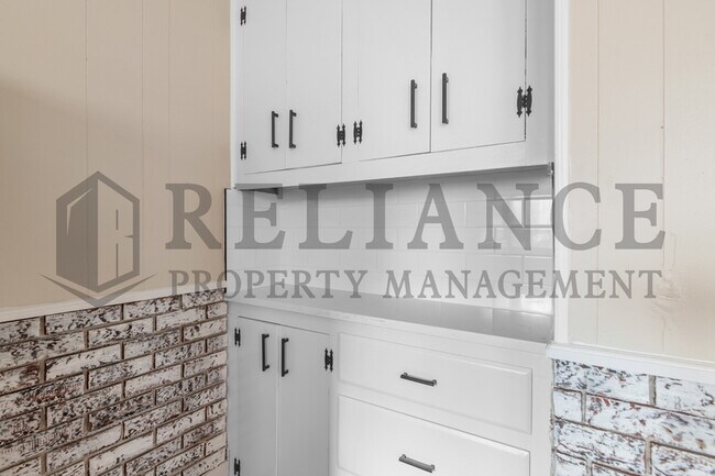 Building Photo - 221 S Glenn St