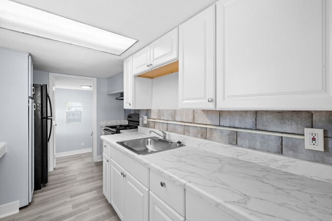 Building Photo - Large 4 bed/1.5 bath House & Section 8 Accepted , Drive by & Apply for just $25** Move in by Nove...