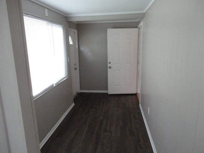 Building Photo - 4 Bedroom/2 Bath located in Golf Club Manor