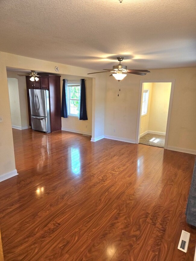 Building Photo - Beautiful Move-In Ready Single Family Home!
