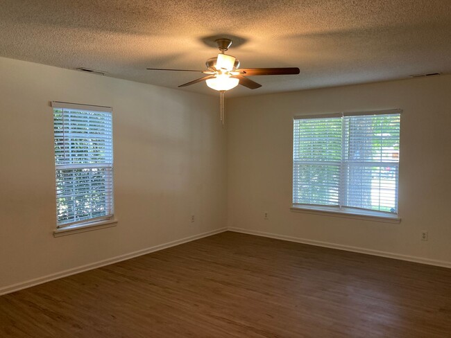 Building Photo - 3 Bedroom 2 Bath House on Dixie Ave. Avail...