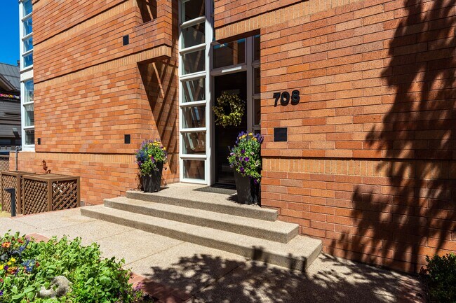Building Photo - 708 E Hyman Ave