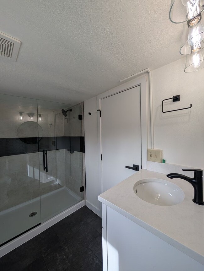 Building Photo - updated 4bed/2bath duplex near Oakway Rd