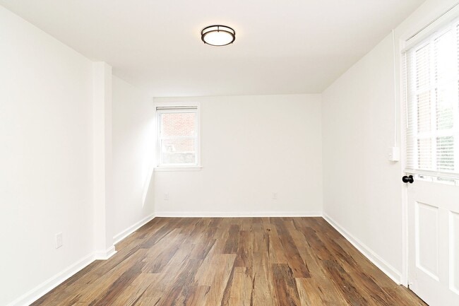 Building Photo - Recently Renovated Downtown Basement Apart...