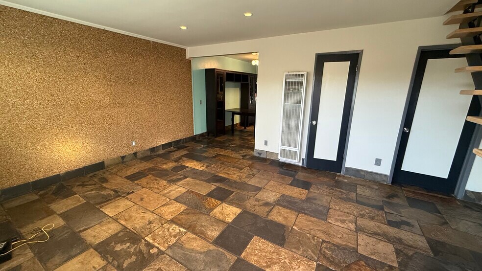 Entry in to livingroom and coat closet - 1320 Mohawk St