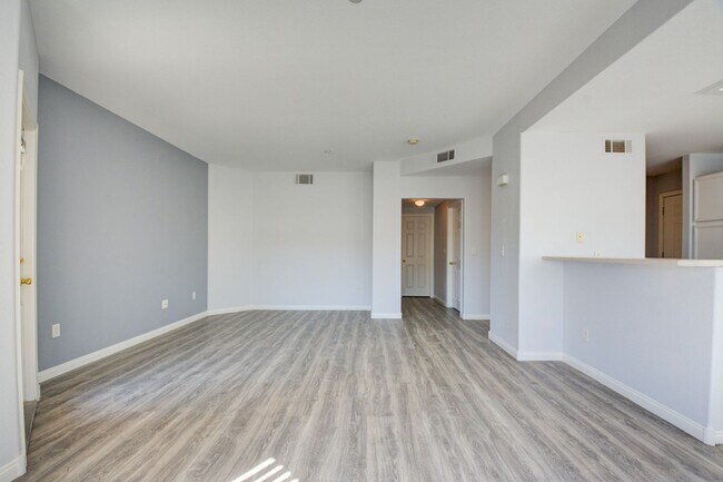 Building Photo - Beautiful / Spacious / Two Bedroom Condo /...
