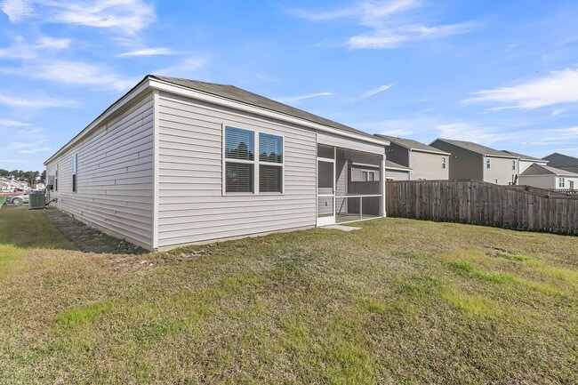 Building Photo - 3 Bedroom 2.5 Bath Located in Pine Hills i...