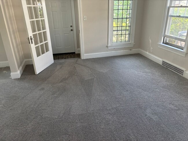 Building Photo - Beautifully Renovated 4-Bedroom Home in Cl...