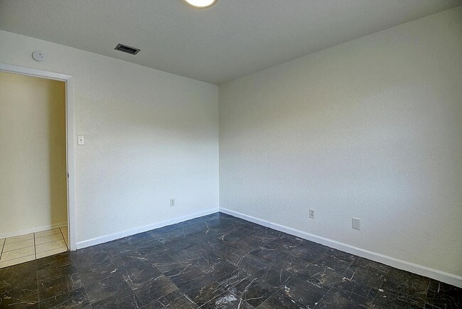 Building Photo - 2202 Saxony Dr