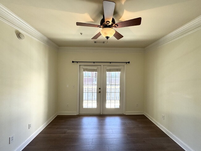 Building Photo - Modern 1-Bed Townhome Near Perimeter Mall ...