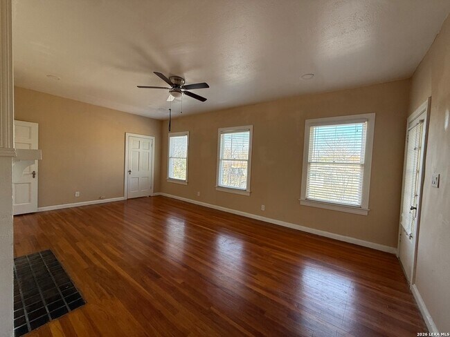 Building Photo - 530 W Gramercy Pl