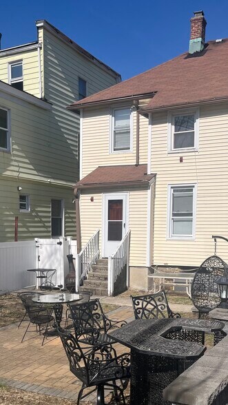 Building Photo - 36 Parker St