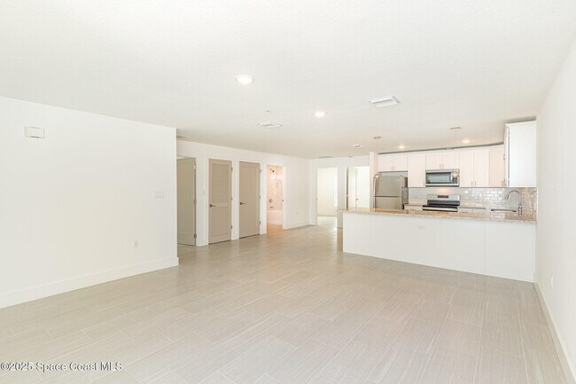 Building Photo - 1635 Par St NE