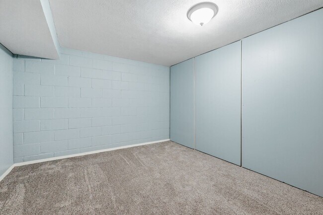 Building Photo - Fully remodeled 4 bed charmer