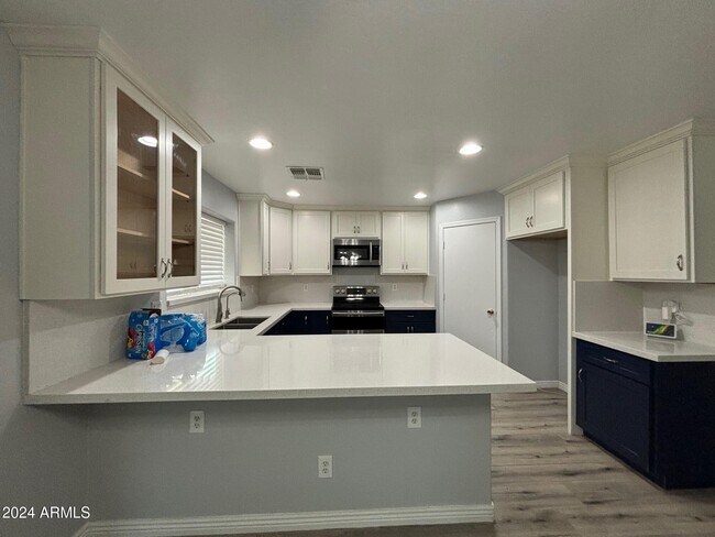 Building Photo - 9205 W Cordes Rd