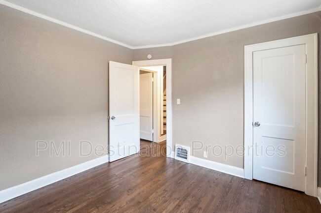 Building Photo - 1312 E 62nd Terrace