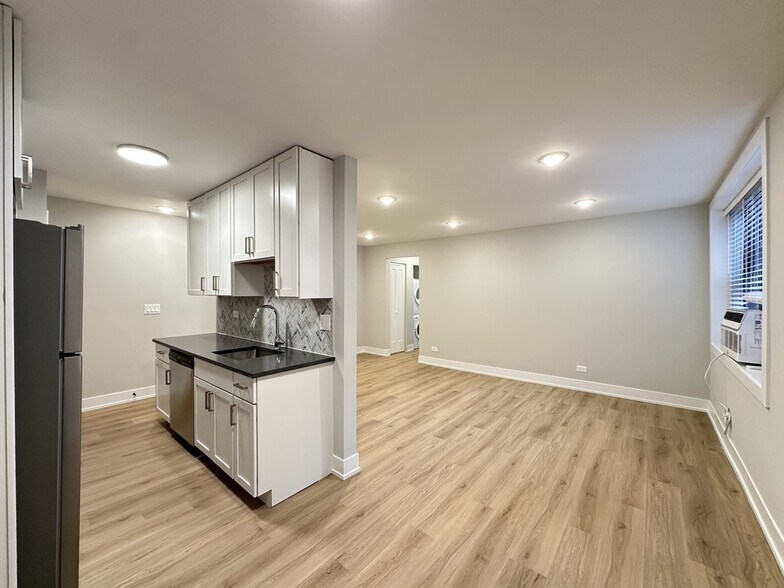 Building Photo - 531 W Aldine Ave