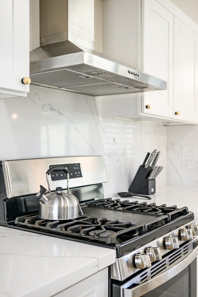 Building Photo - Luxe Spacious Home Near Parks Fully Equipped