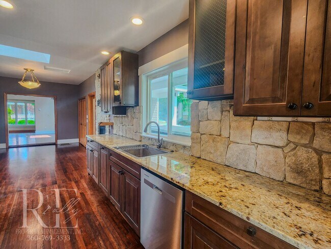 Building Photo - Stunning Water-View Haven