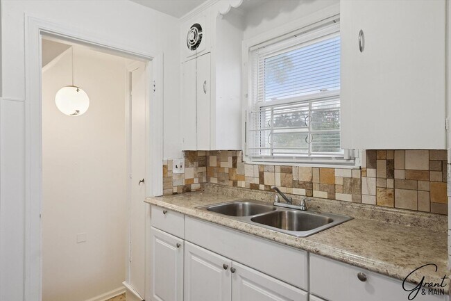 Building Photo - 3 bedroom $1200