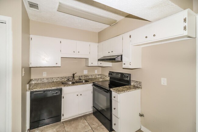 Building Photo - 2156 Oldfield Dr