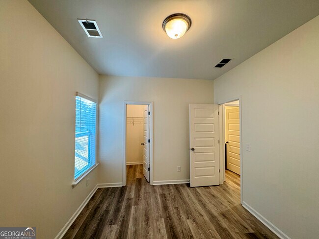 Building Photo - 214 N Dogwood St