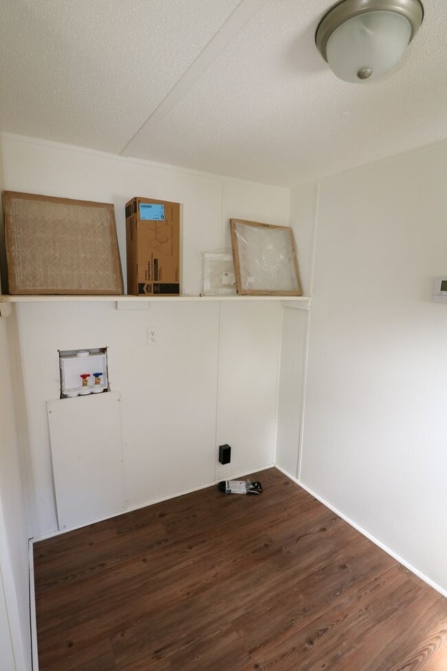 Building Photo - Newly Renovated Home