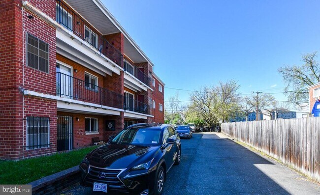 Building Photo - 1386 Bryant St NE