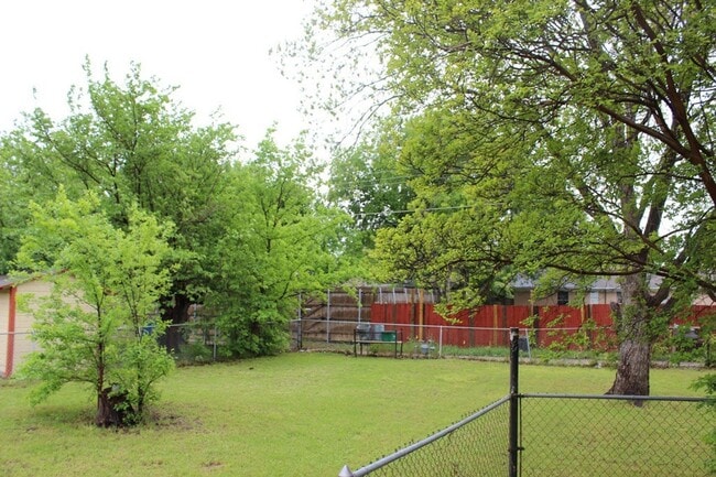 Primary Photo - MESQUITE 3 bedroom home with hardwood floors!